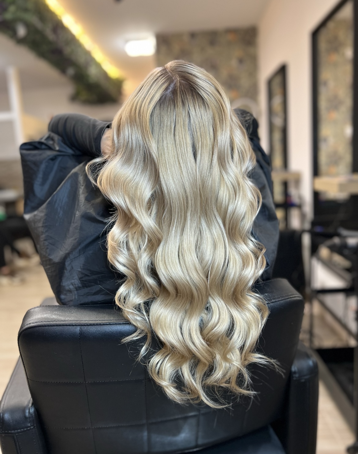 Prémium szőkítés Budapest – világos, mégis kíméletes hajfestési technika a L’inizio szalonban.